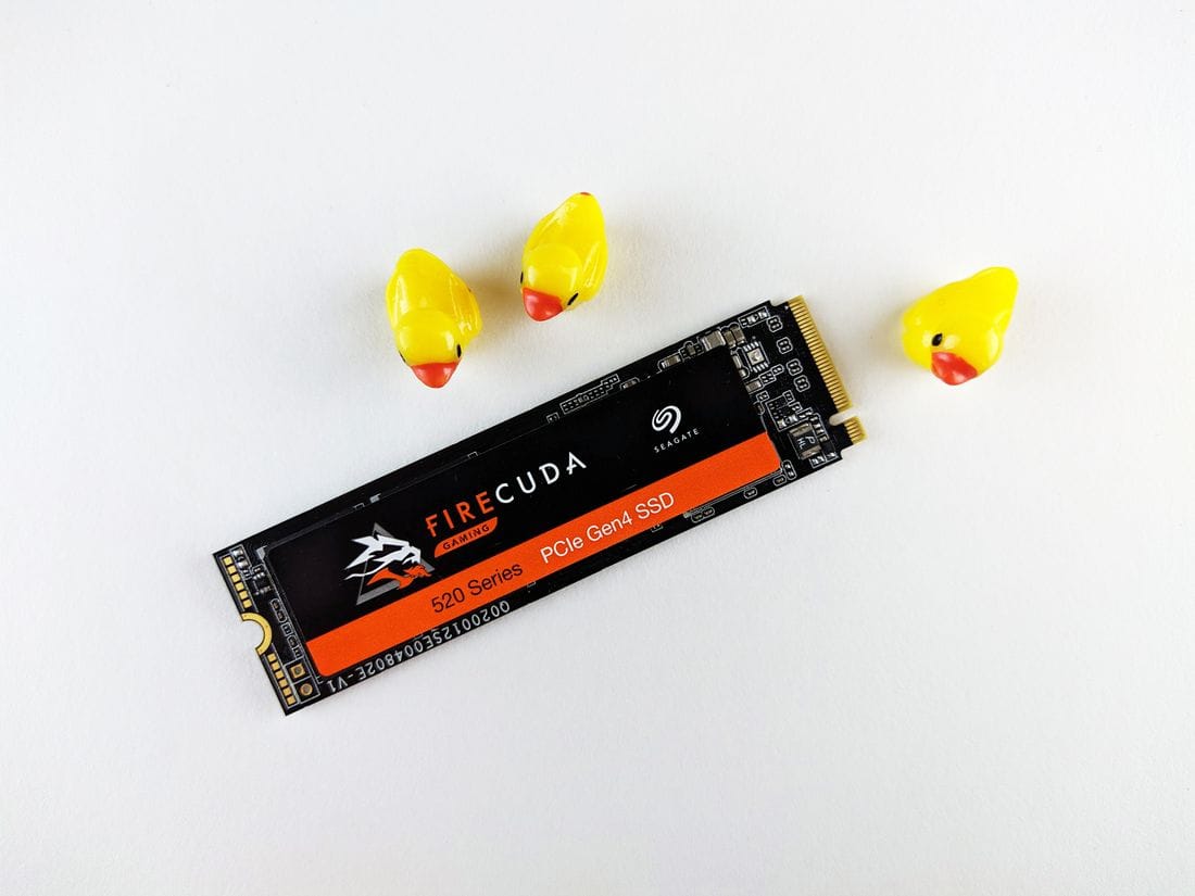 Unidade SSD instalada numa placa de computador, imagem ilustrativa