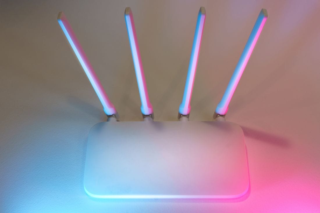 Roteador Wi-Fi doméstico com antenas, fotografia ilustrativa