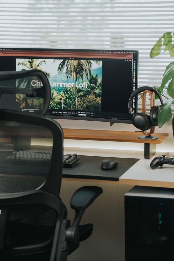 Mesa de trabalho com monitor e teclado em ambiente residencial