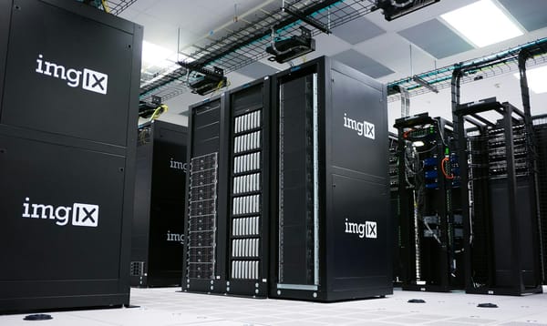 Fileiras de racks de servidores em um centro de dados, ilustrando infraestrutura web e redundância