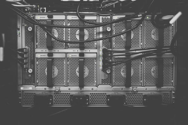 Cabeamento de computadores e infraestrutura de TI, foto ilustrativa sobre proteção elétrica; não retrata um nobreak