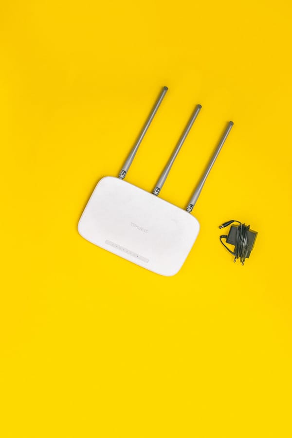 Roteador Wi-Fi doméstico com antenas, fotografia ilustrativa