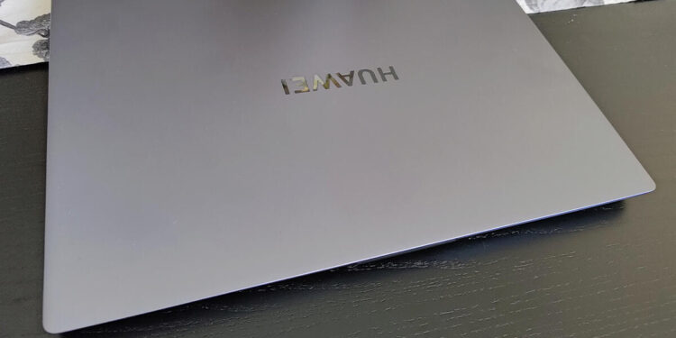 Wir haben das Huawei MateBook D16 getestet.  Frag irgendwas